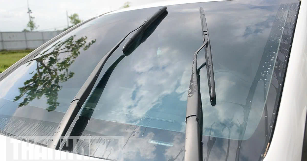 Vệ sinh gạt mưa thường xuyên để đảm bảo hiệu quả khi hoạt động